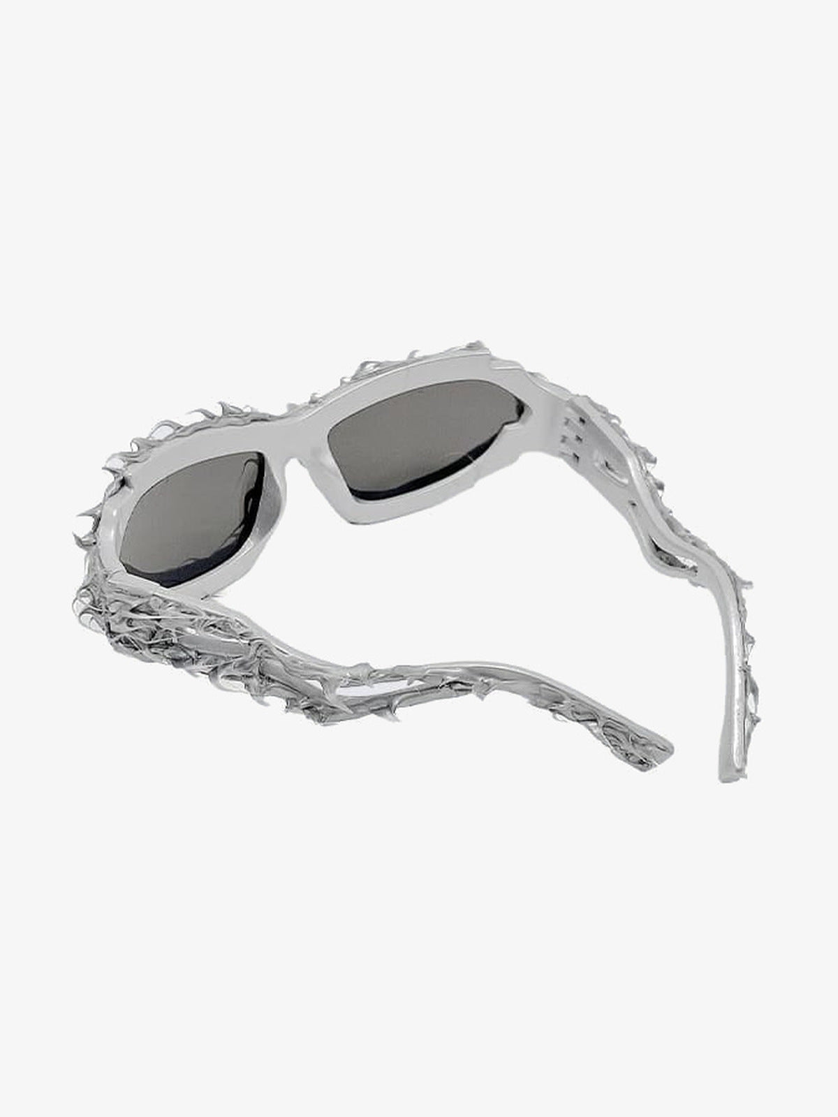 Gafas de sol punk con pinchos y patillas retorcidas – plateadas, en ángulo | XoKool
