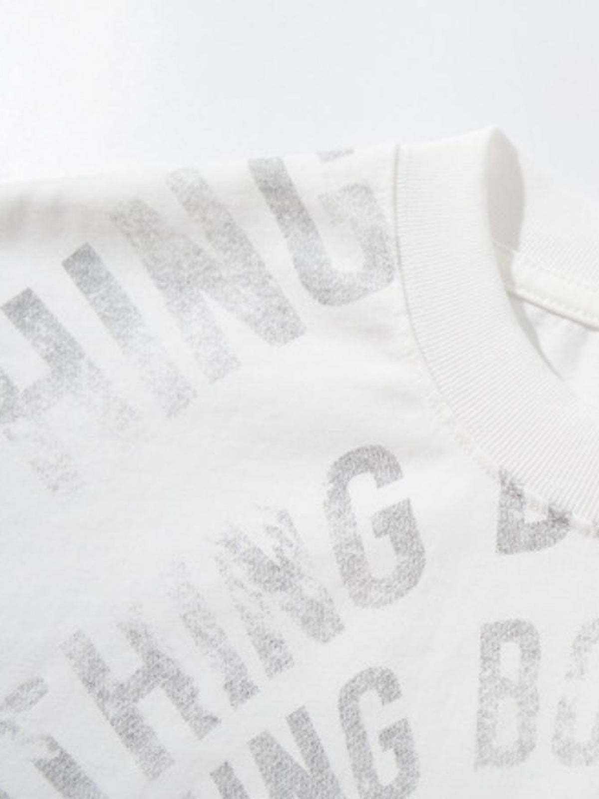 Spiral-Schriftzug Longsleeve – Print am Ausschnitt Nahaufnahme | XoKool
