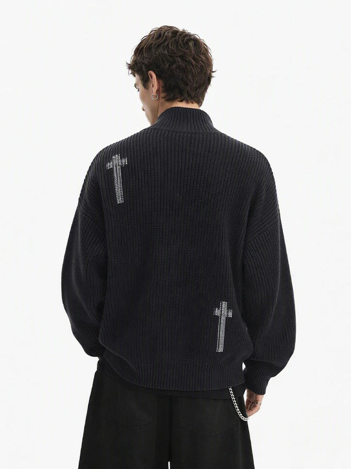 Spray Dye Strickjacke mit Kreuz-Reißverschluss und Stehkragen – Schwarz, am Model Rückansicht | XoKool