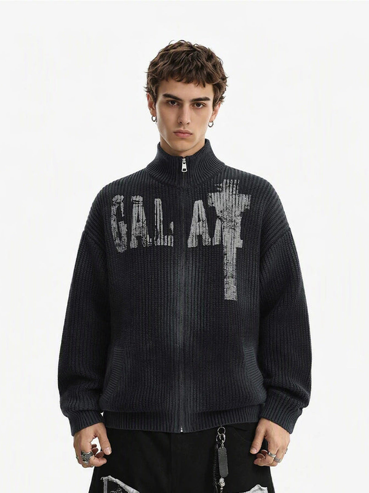 Spray Dye Strickjacke mit Kreuz-Reißverschluss und Stehkragen – Schwarz, am Model Vorderansicht | XoKool