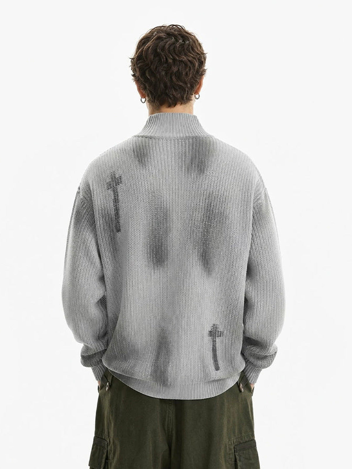 Strickjacke mit Kreuz-Reißverschluss – Hellgrau, am Model Rückansicht | XoKool