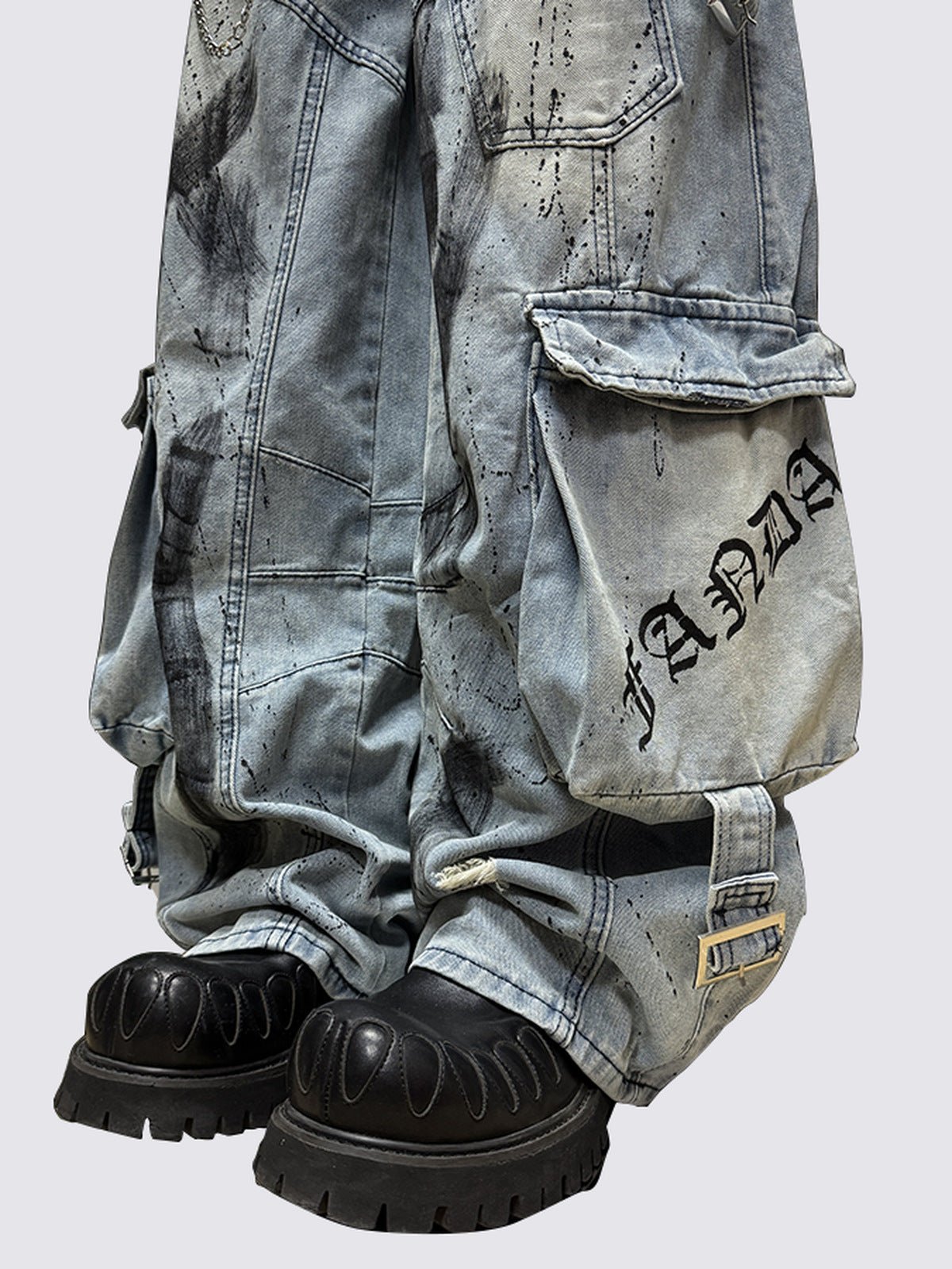 Cargo Jeans mit Spray-Paint-Optik – Blau, Nahaufnahme der Cargotasche getragen | XoKool