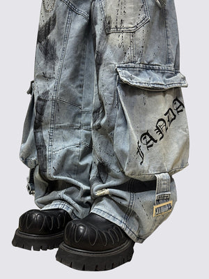 Cargo Jeans mit Spray-Paint-Optik – Blau, Nahaufnahme der Cargotasche getragen | XoKool