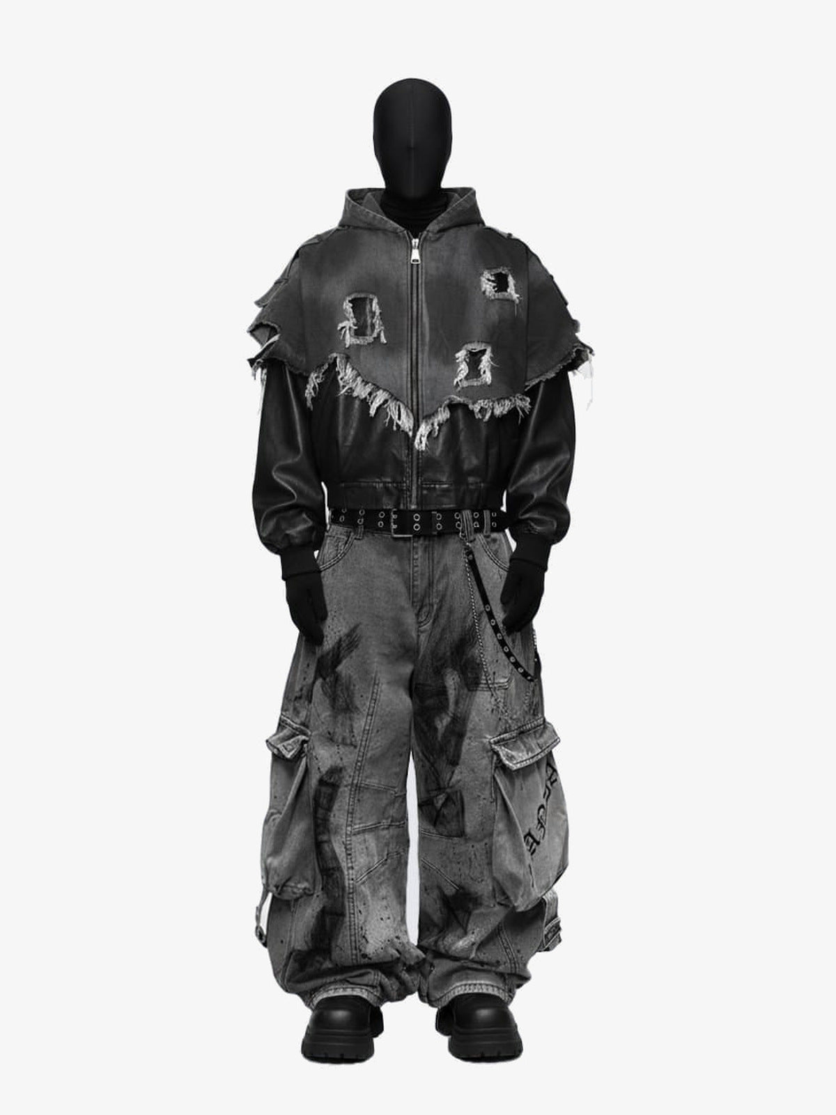 Baggy Cargo Jeans mit Spray-Paint-Optik in Grau oder Blau – Grau, an der Schaufensterpuppe mit passender Jacke | XoKool