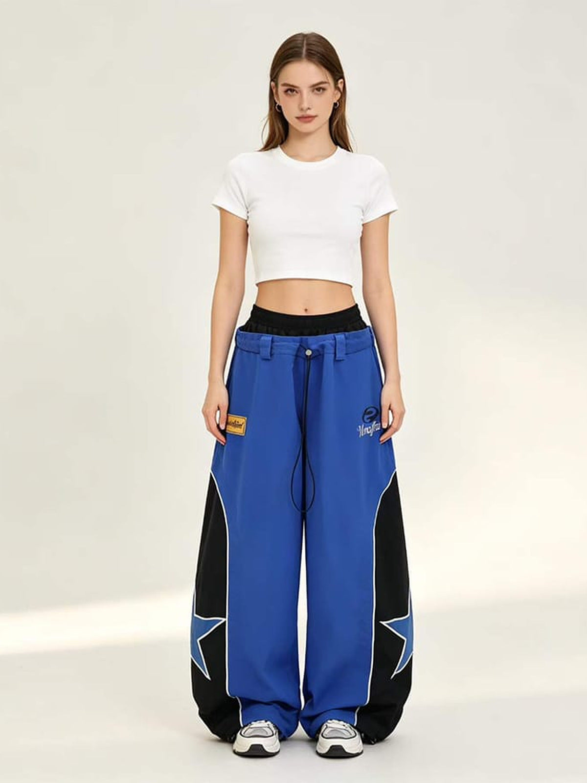 Star Jogginghose – Blau, am weiblichen Model | XoKool