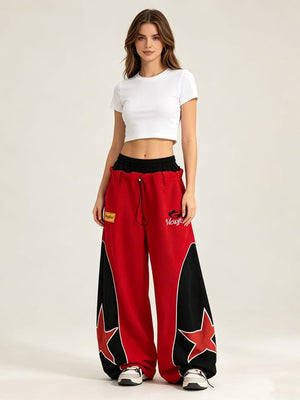 Baggy Trainingshose mit Sternen-Panels und doppeltem Bund – Rot, am weiblichen Model | XoKool