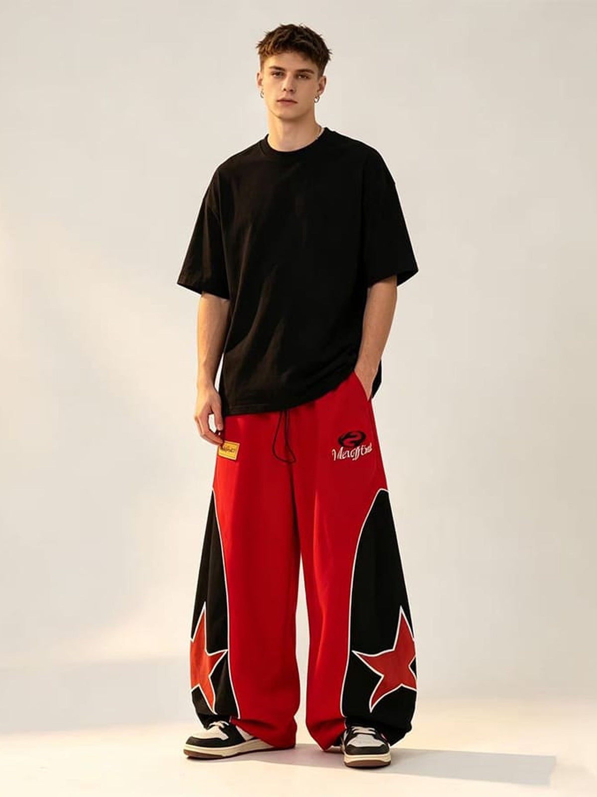 Baggy Trainingshose mit Sternen-Panels und doppeltem Bund – Rot, am männlichen Model | XoKool
