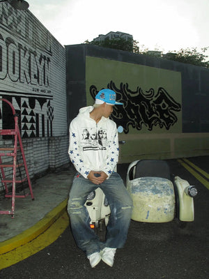 Stern Zip Hoodie – Weiß, am Model, Streetfoto | XoKool