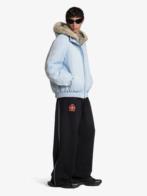 Chaqueta puffer corta – en modelo, azul claro, lateral | XoKool