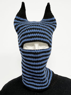 Gestreifte Strick-Sturmhaube mit Hörnern – Blau/Schwarz gestreift, an der Schaufensterpuppe, Augenöffnung | XoKool