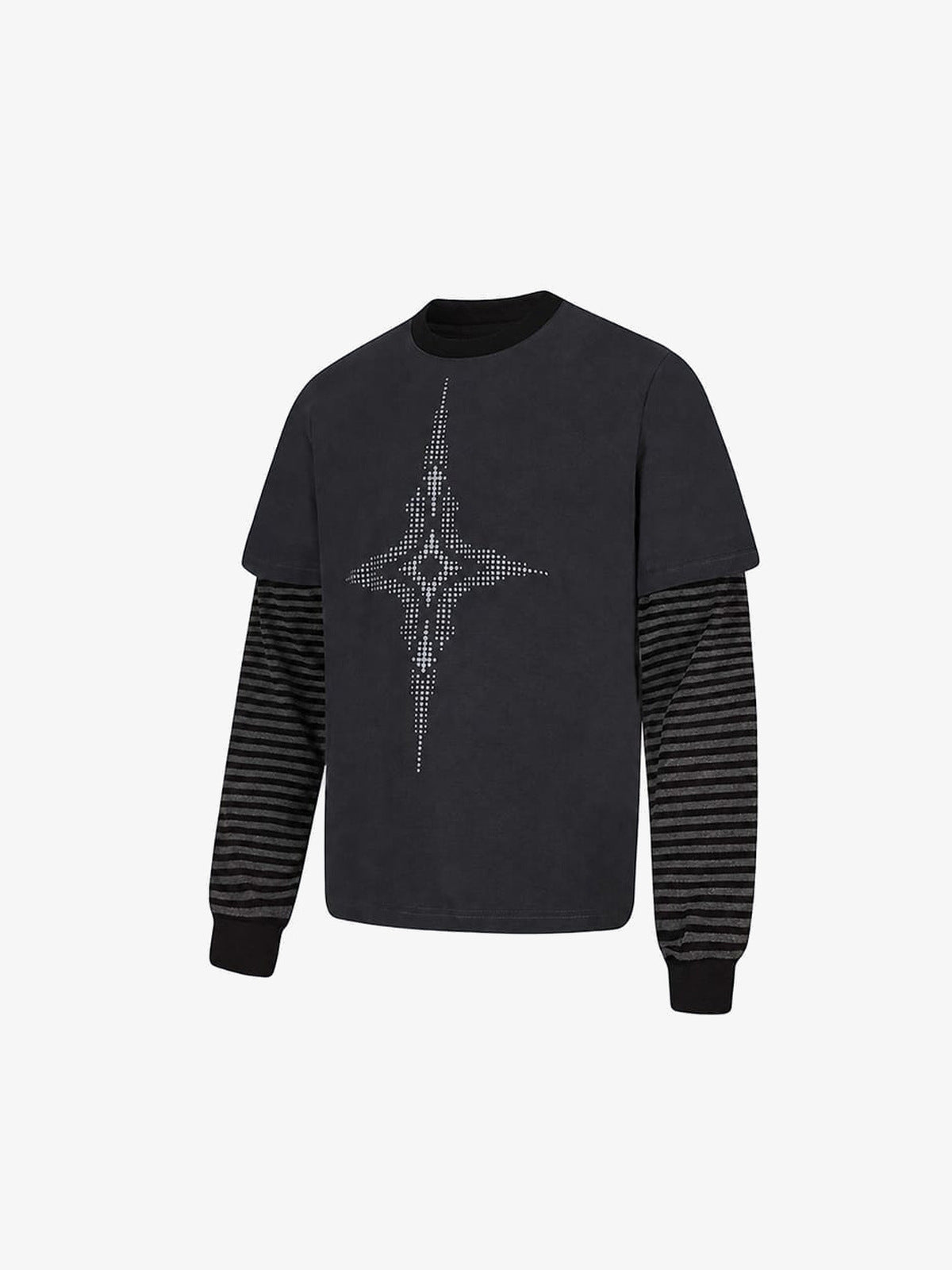 Layered T-Shirt mit gestreiften Ärmeln – Schwarz, schräg von vorne | XoKool