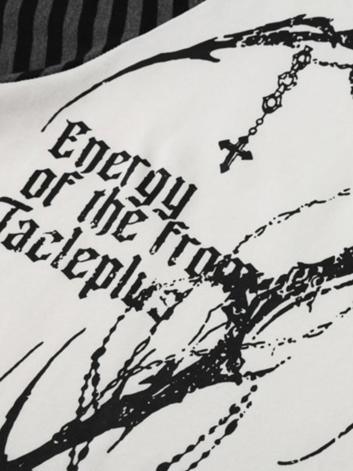 Gothic T-Shirt mit gestreiften Ärmeln – Schrift-Graphic vorn im Detail | XoKool