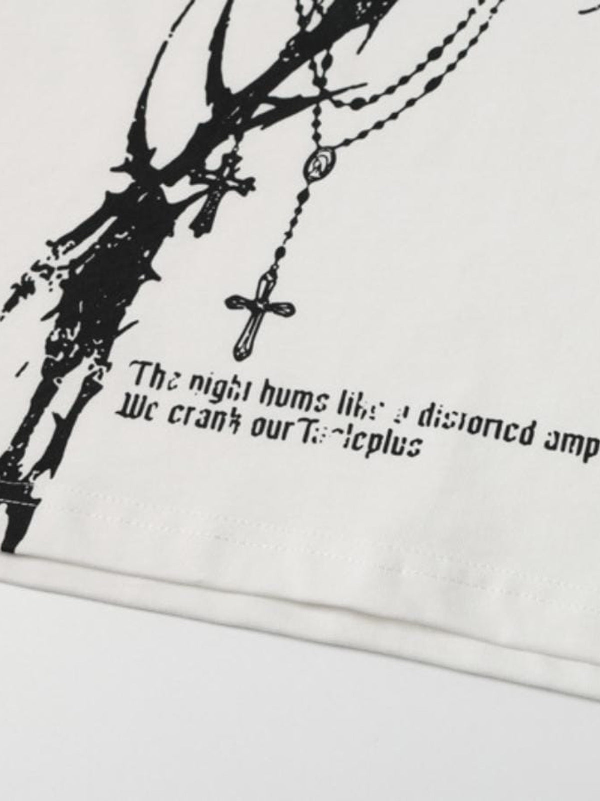 Gothic T-Shirt mit gestreiften Ärmeln – Rosenkranz-Kreuz-Print im Detail | XoKool