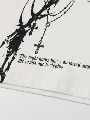 Gothic T-Shirt mit gestreiften Ärmeln – Rosenkranz-Kreuz-Print im Detail | XoKool