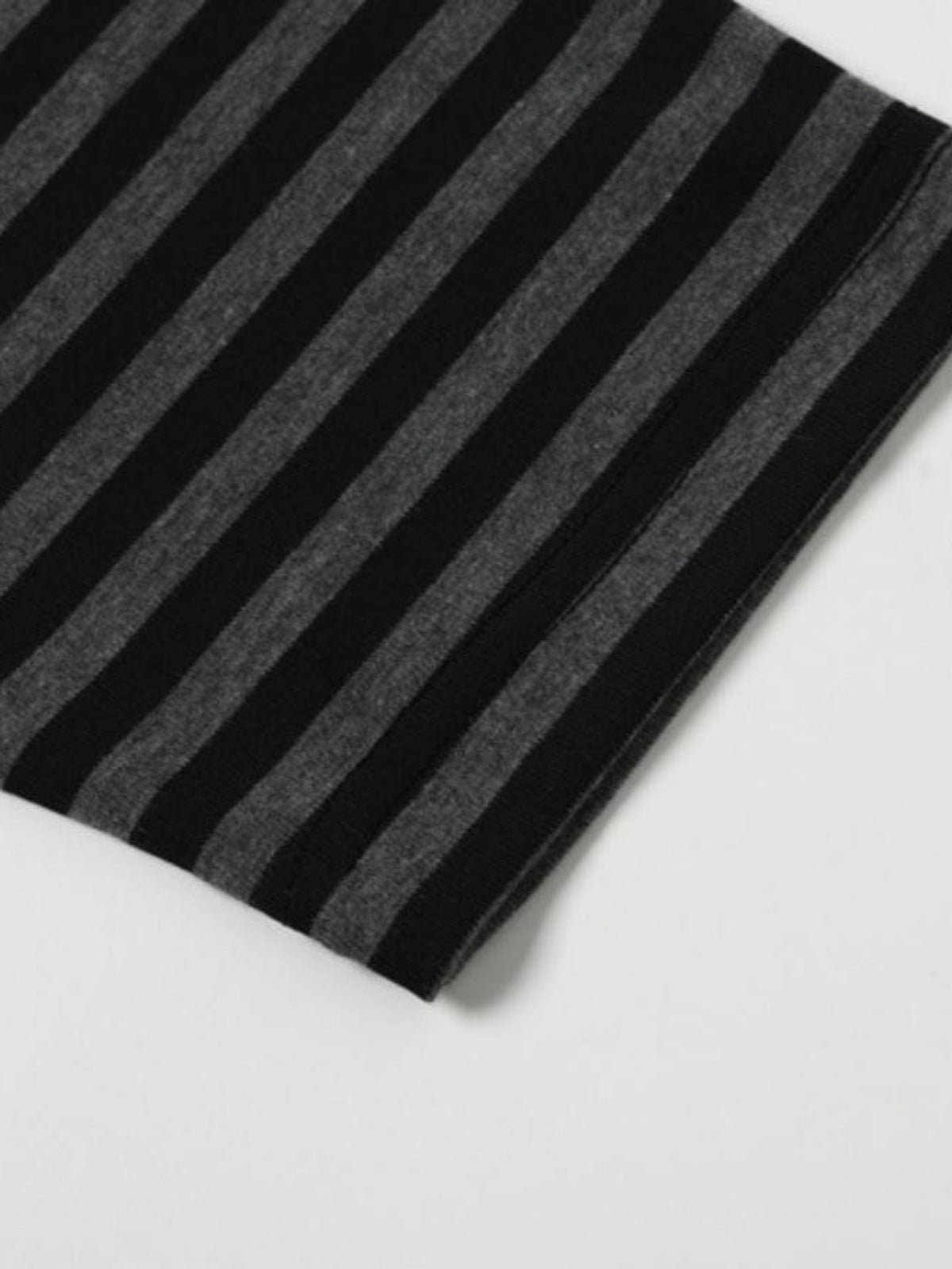 Gothic T-Shirt mit gestreiften Ärmeln – gestreifter Ärmel im Detail | XoKool
