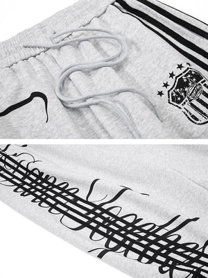 Gestreifte Jogginghose – Grau, Nahaufnahme Badge und Schriftzug | XoKool