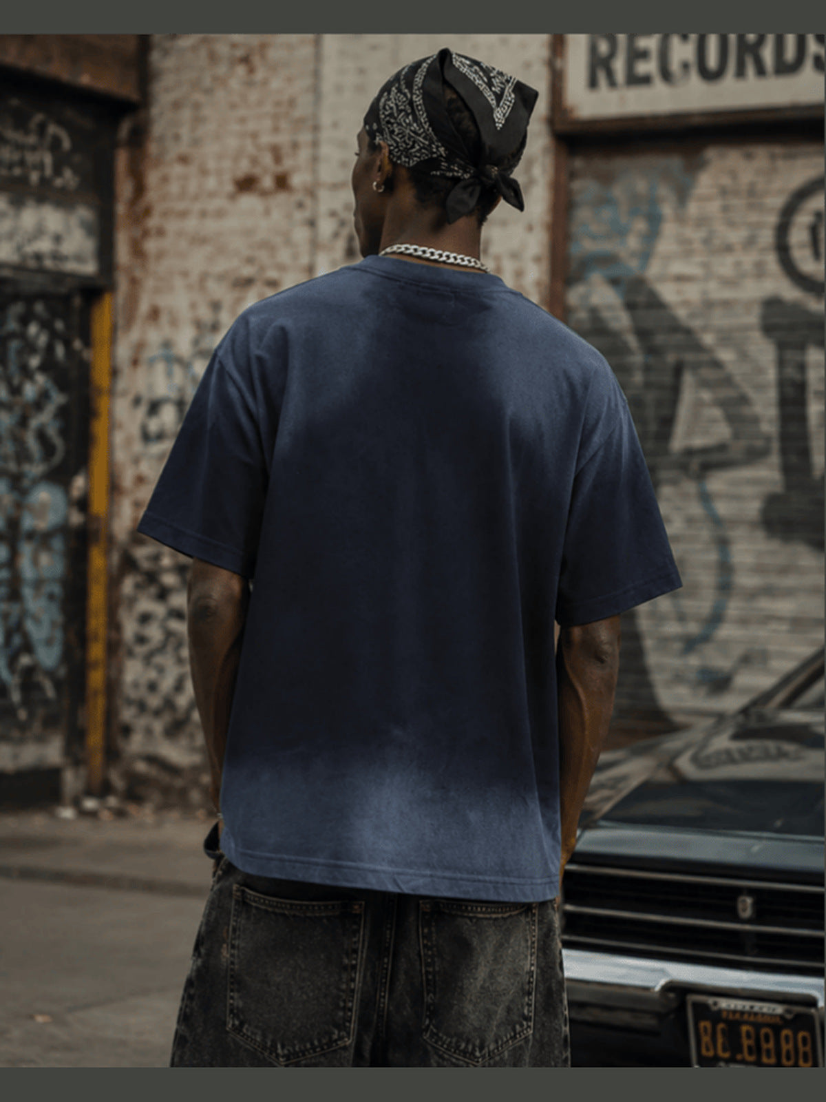 T-Shirt mit Nieten-Zahl – Blau, am Model hinten, Street | XoKool