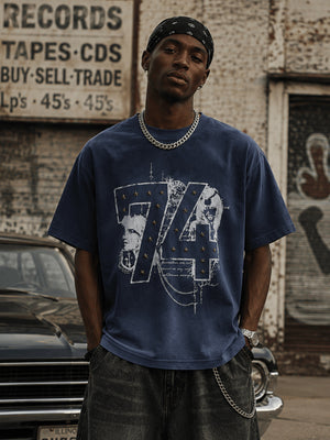 Genietetes T-Shirt mit Nummer 74 und Gradient Wash – Blau, am Model von vorn, Street | XoKool