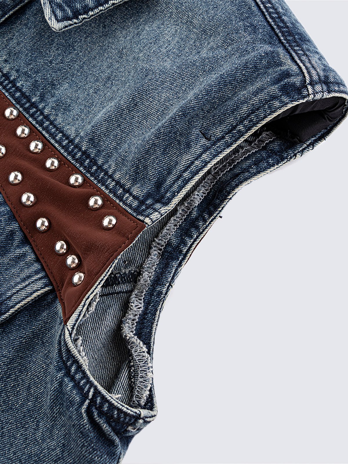 Chaleco vaquero con tachuelas, detalle de la sisa | XoKool