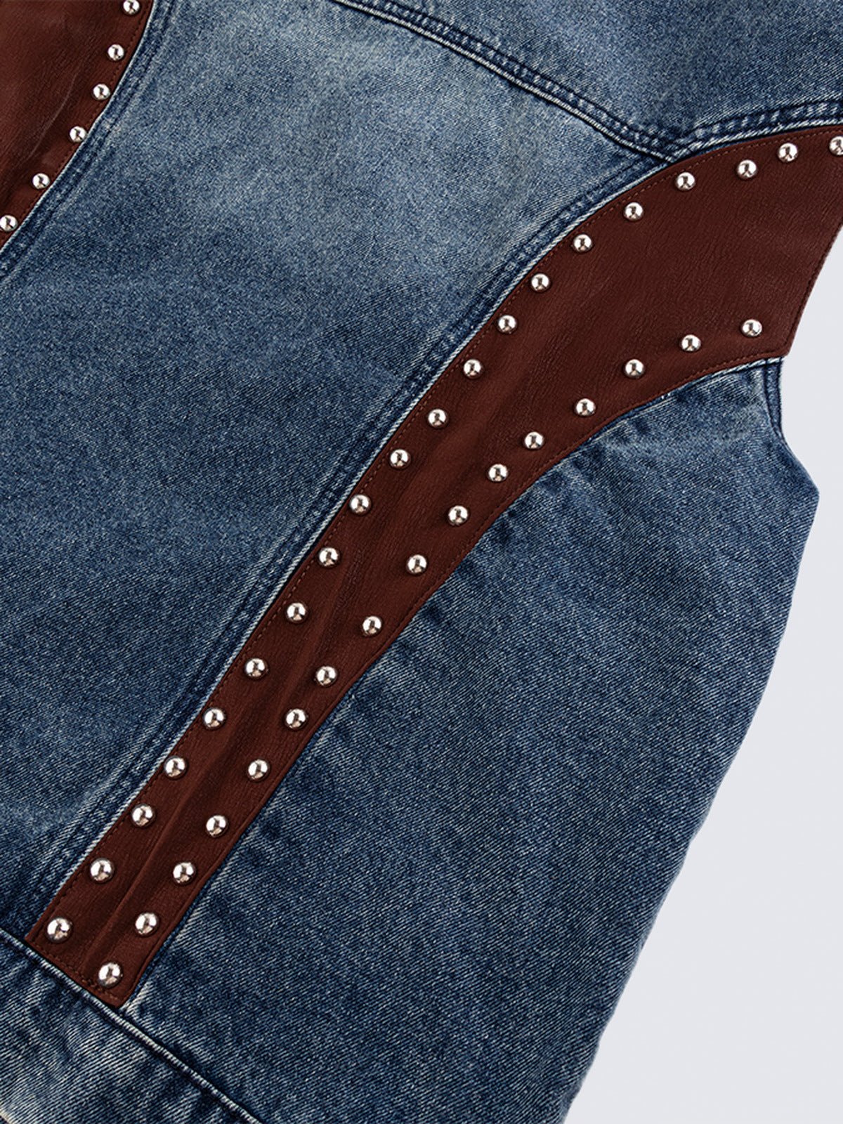 Chaleco vaquero con tachuelas, detalle del panel trasero con tachuelas | XoKool