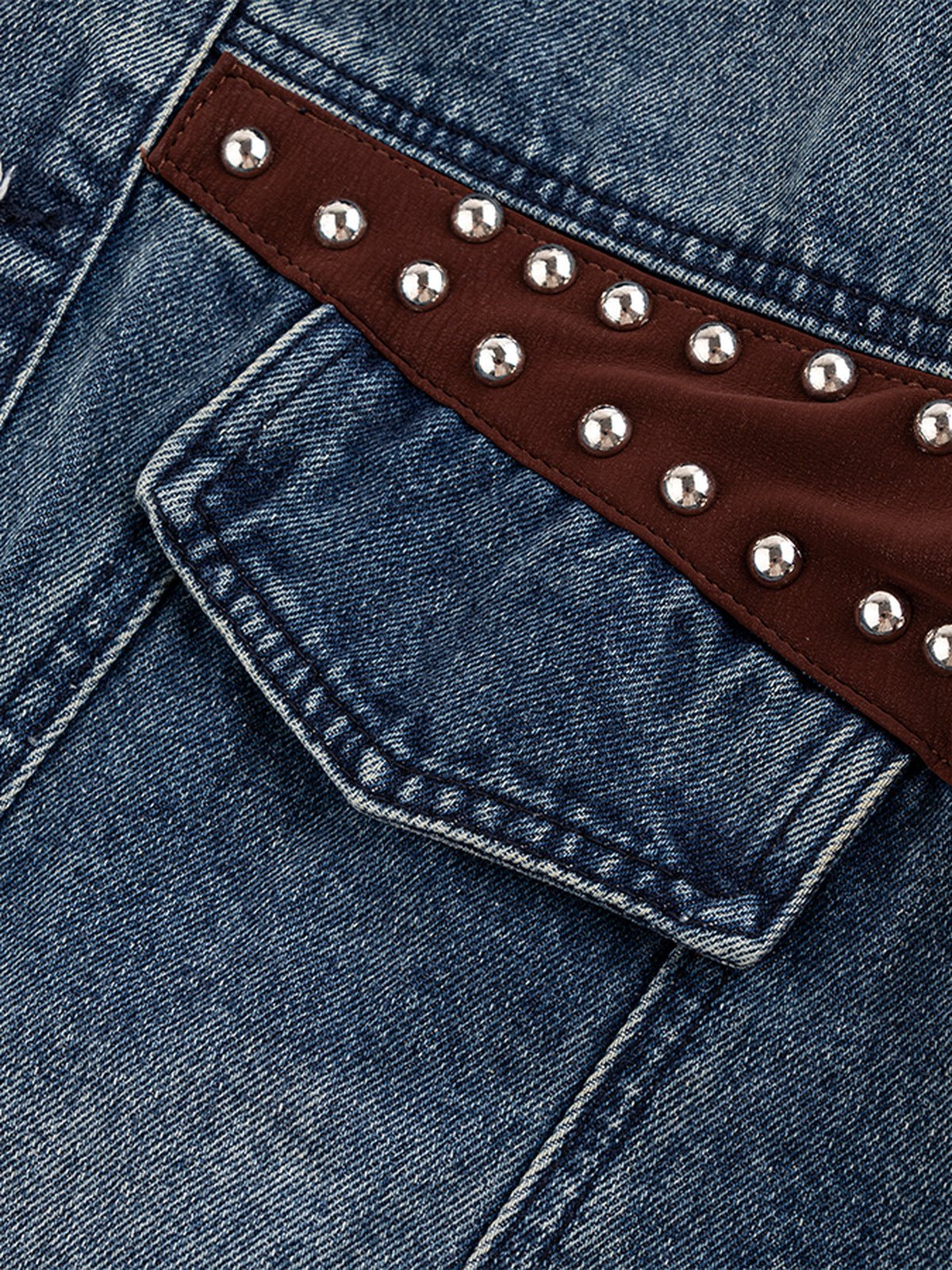 Chaleco vaquero con tachuelas, detalle del bolsillo del pecho y las tachuelas | XoKool