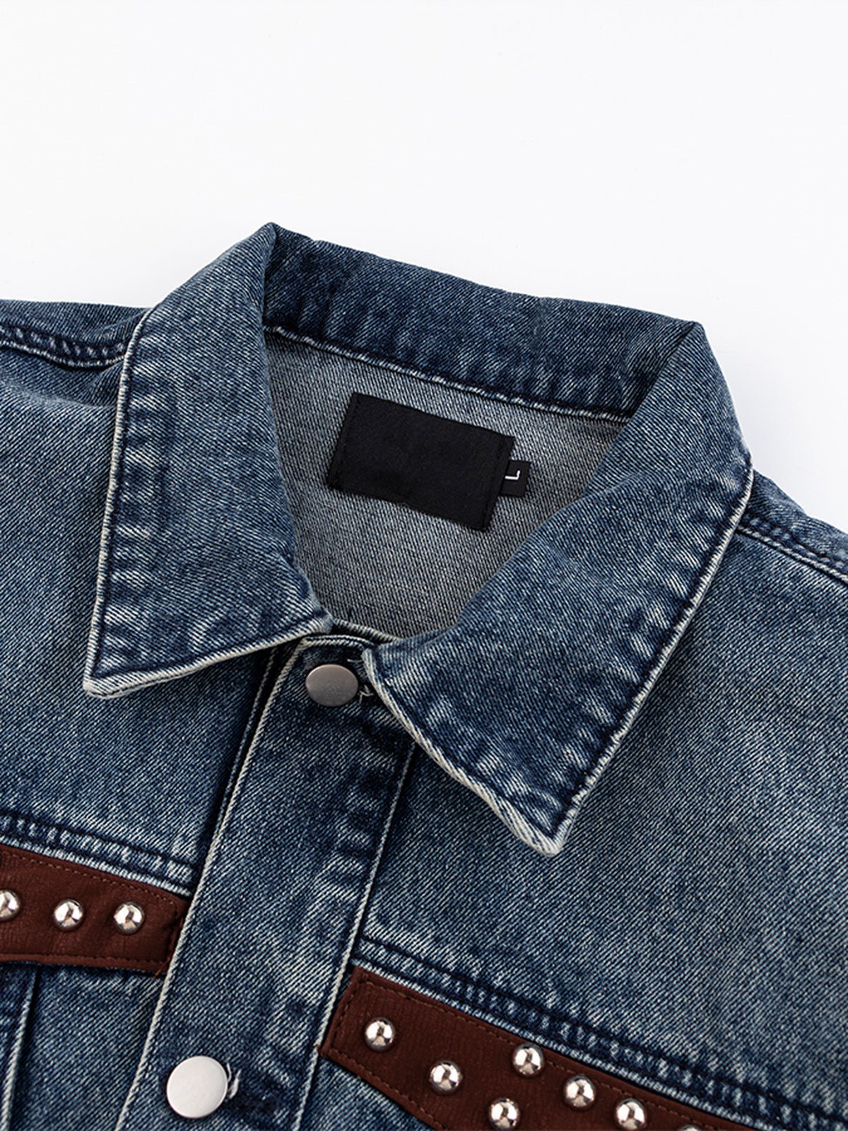 Chaleco vaquero con tachuelas y paneles efecto cuero, detalle del cuello | XoKool