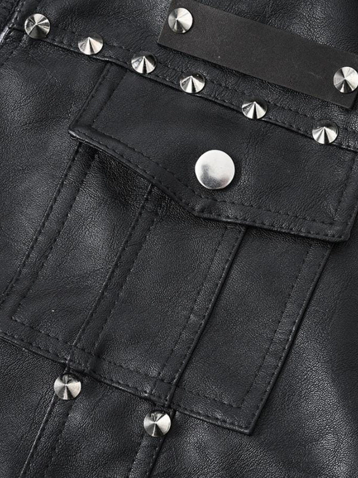 Chaleco biker con tachuelas – detalle del bolsillo del pecho y las tachuelas | XoKool