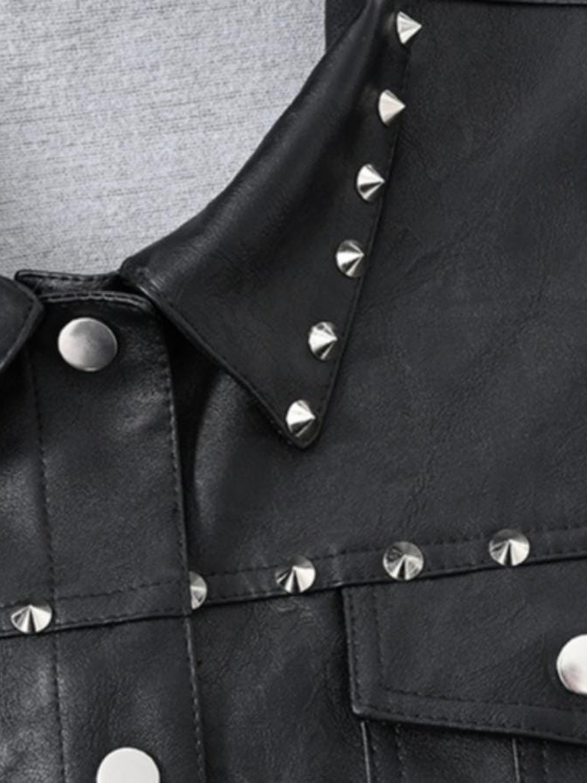 Chaleco biker con tachuelas – detalle de las tachuelas del cuello | XoKool