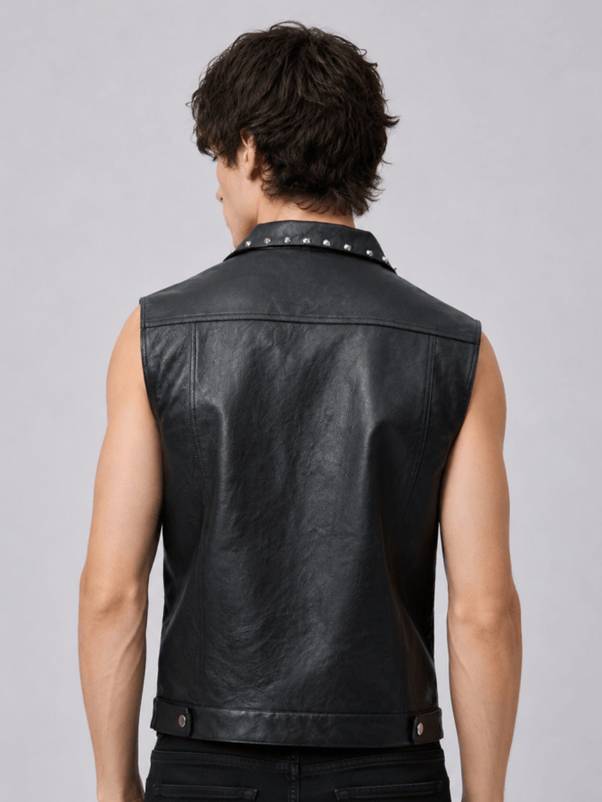 Chaleco biker de cuero sintético con tachuelas y cuello – en modelo, espalda | XoKool