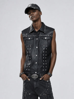 Chaleco biker de cuero sintético con tachuelas y cuello – en modelo, frente | XoKool