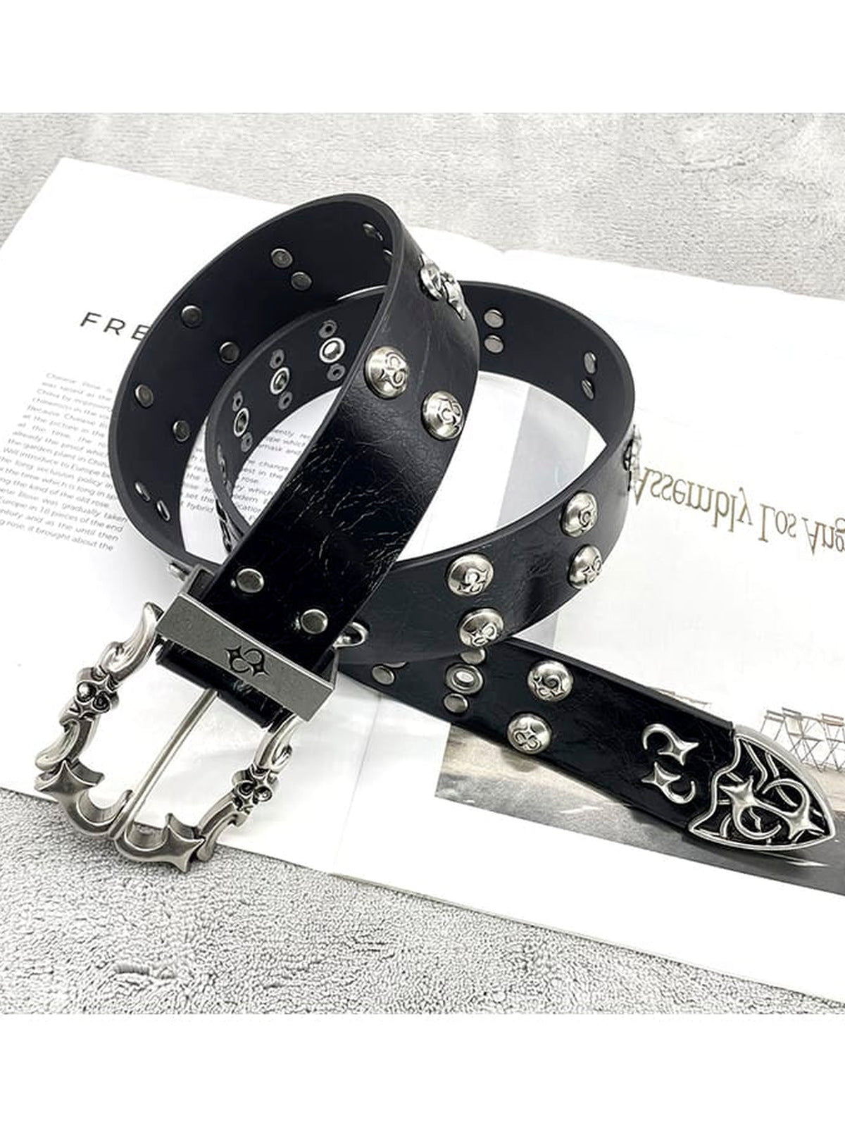 Cinturón con tachuelas y ojales con hebilla ornamentada – negro, hebilla y punta | XoKool