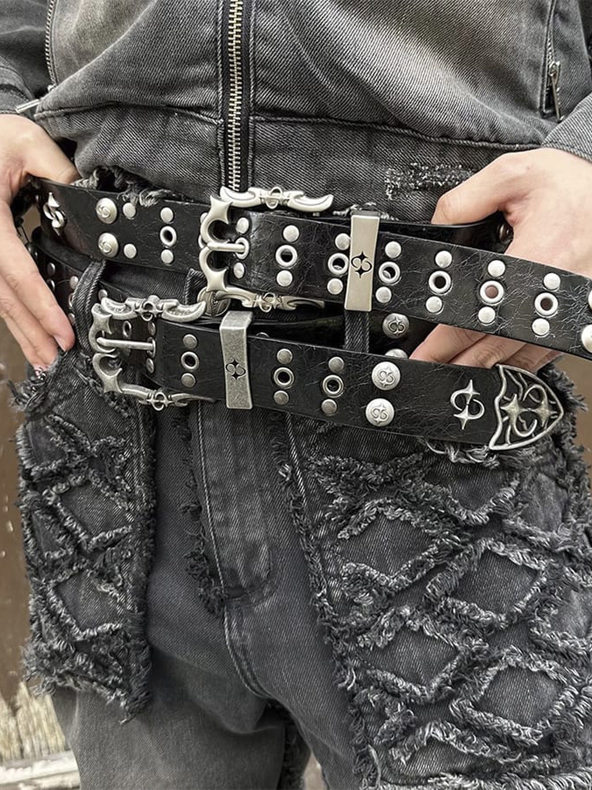 Cinturón con tachuelas y ojales con hebilla ornamentada – en modelo, cinturones negro y blanco combinados | XoKool