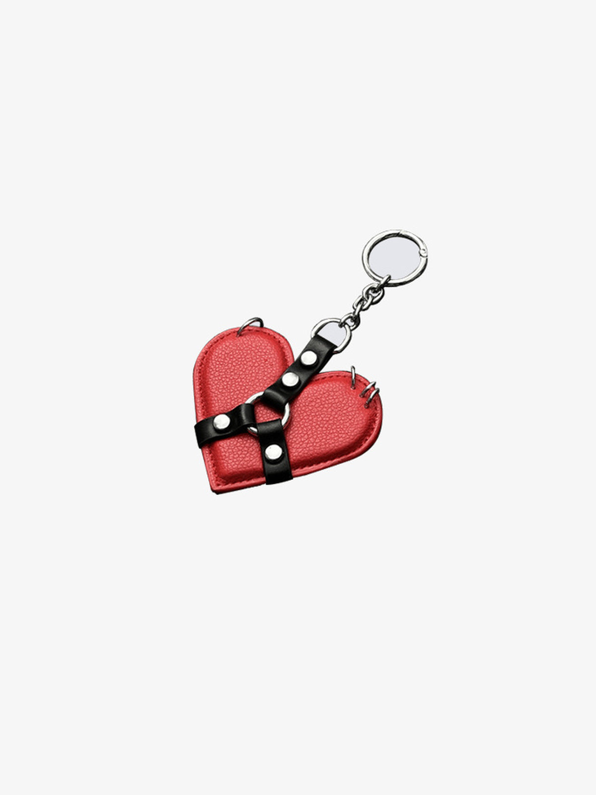 Taschenanhänger in Herzform mit Nieten und Harness-Band – roter Anhänger, flach liegend | XoKool