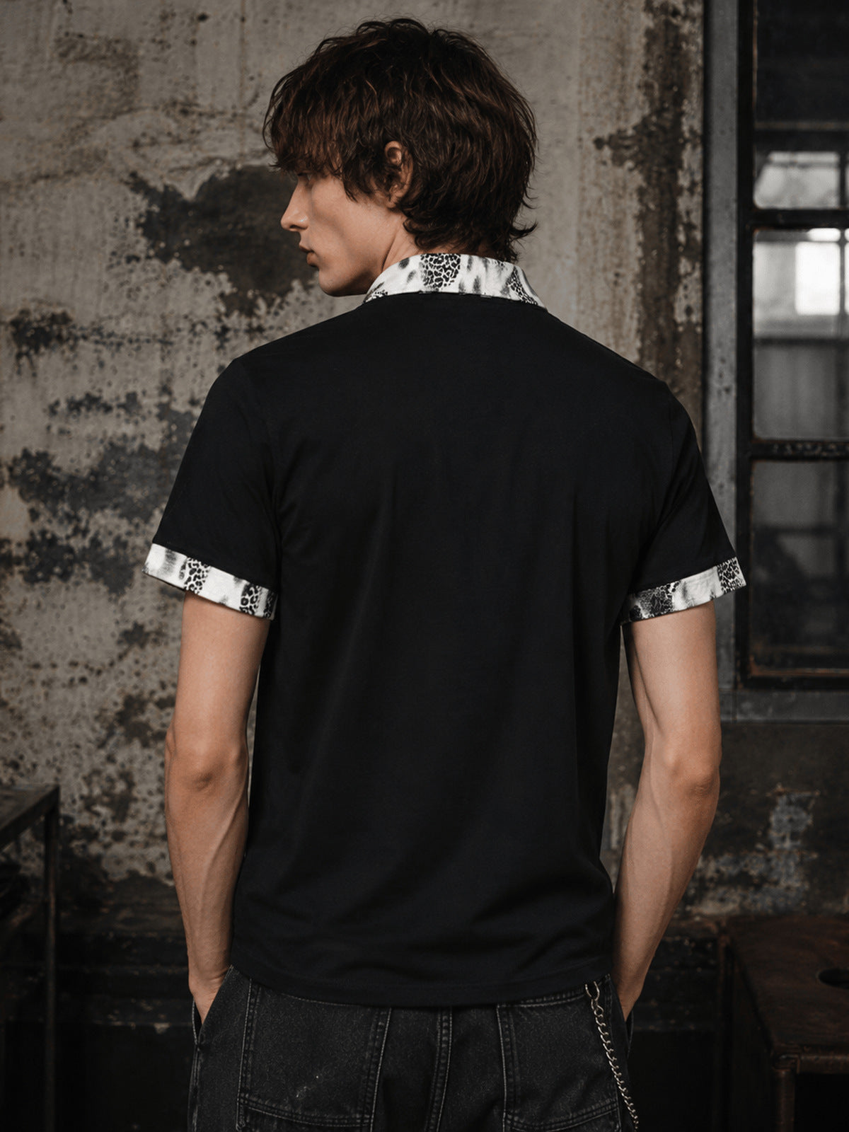 Polo con tachas – negro, espalda en modelo | XoKool