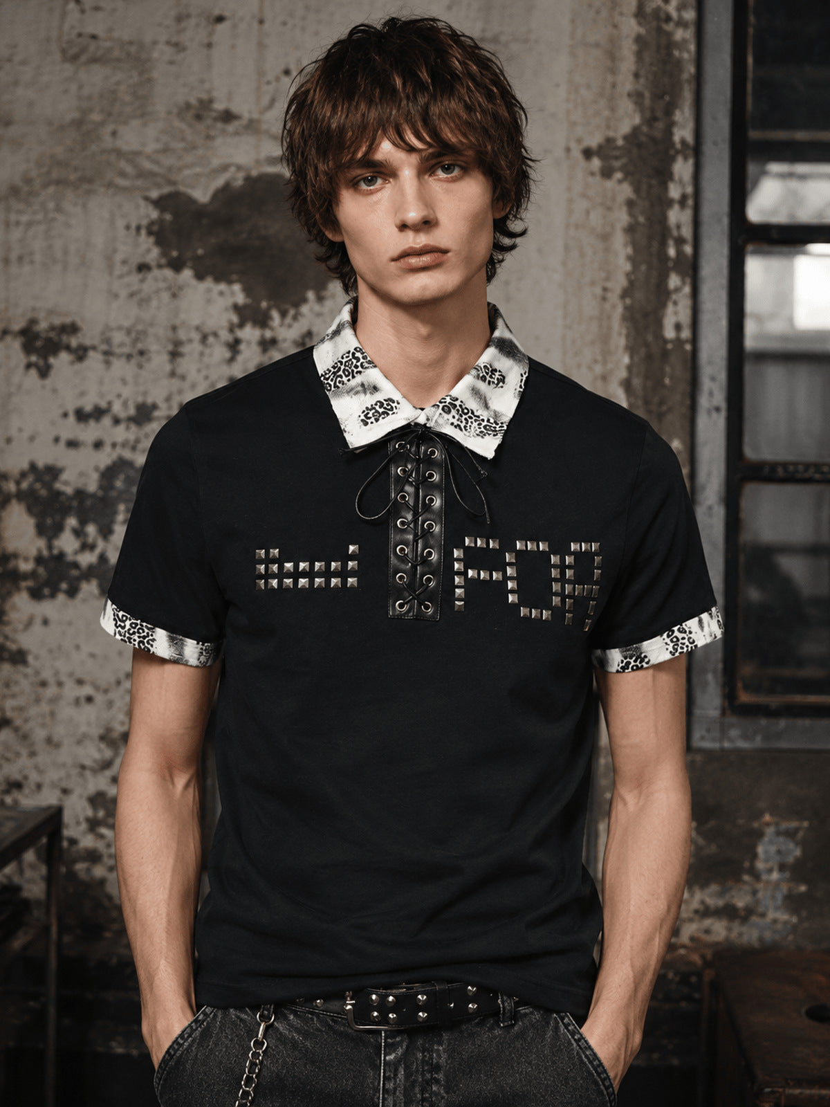 Poloshirt mit Nieten, Schnürung und Leopardenmuster-Kragen – Schwarz, am Model, Vorderansicht | XoKool