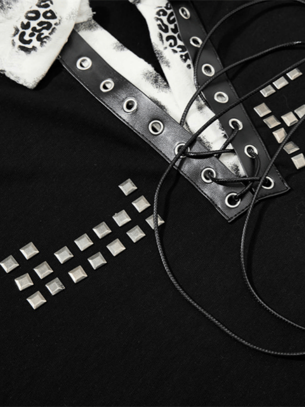 Polo con tachas – detalle de la tapeta con cordones | XoKool