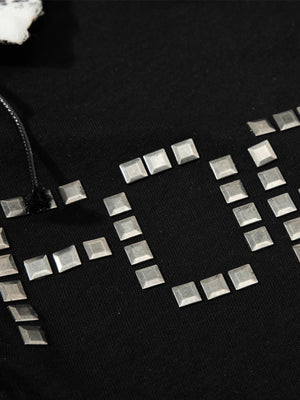 Polo con tachas – detalle de las letras de tachas | XoKool