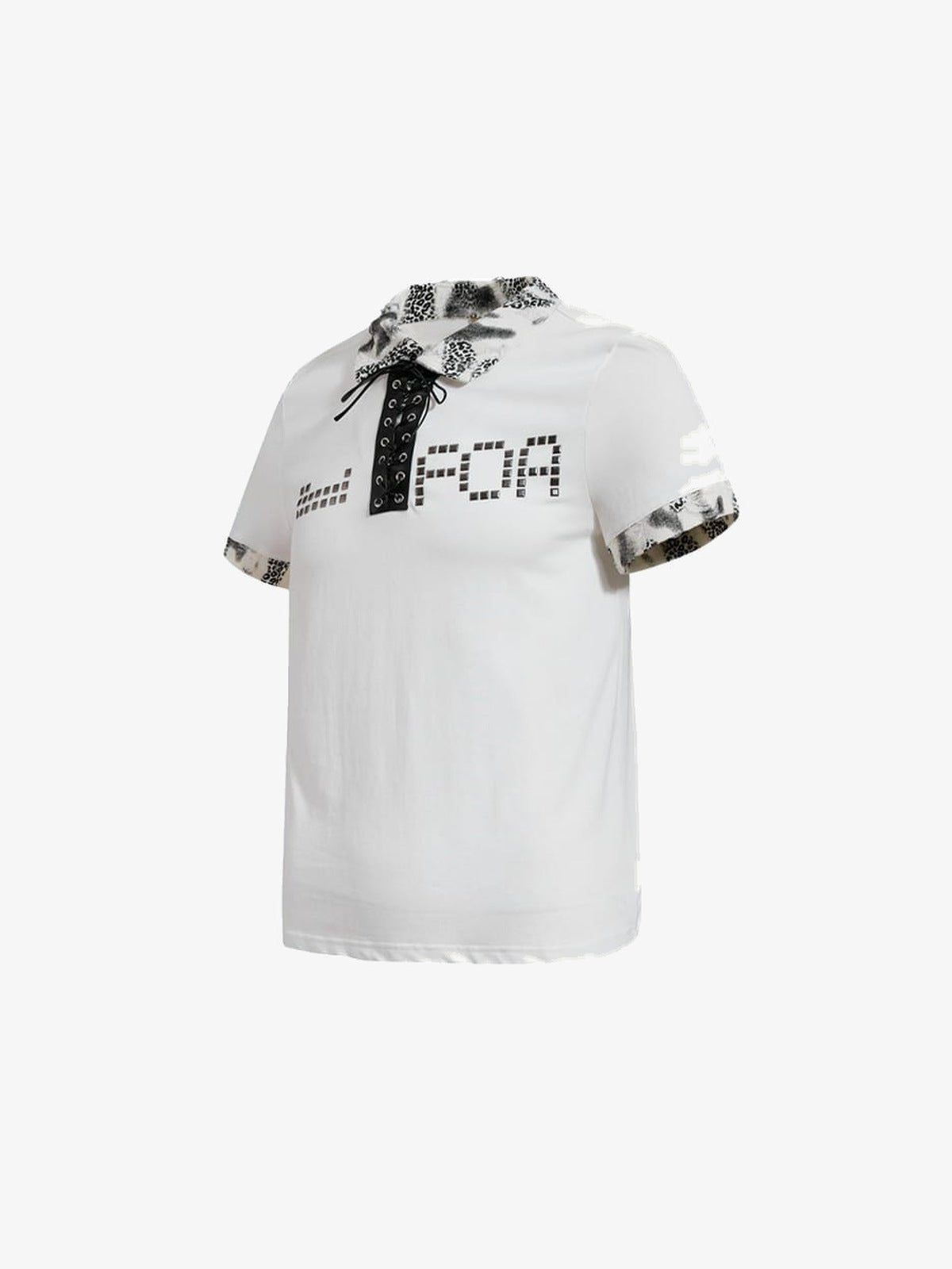 Polo con tachas – blanco, frente en ángulo | XoKool