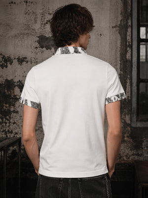 Polo con tachas – blanco, espalda en modelo | XoKool