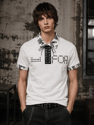 Polo con tachas y cordones con cuello de estampado de leopardo – blanco, frente en modelo | XoKool
