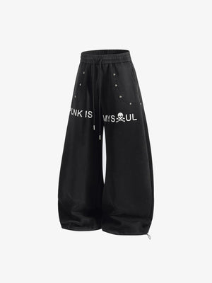 Barrel Leg Jogginghose mit Nieten und Totenkopf-Print – Schwarz, Vorderseite schräg | XoKool