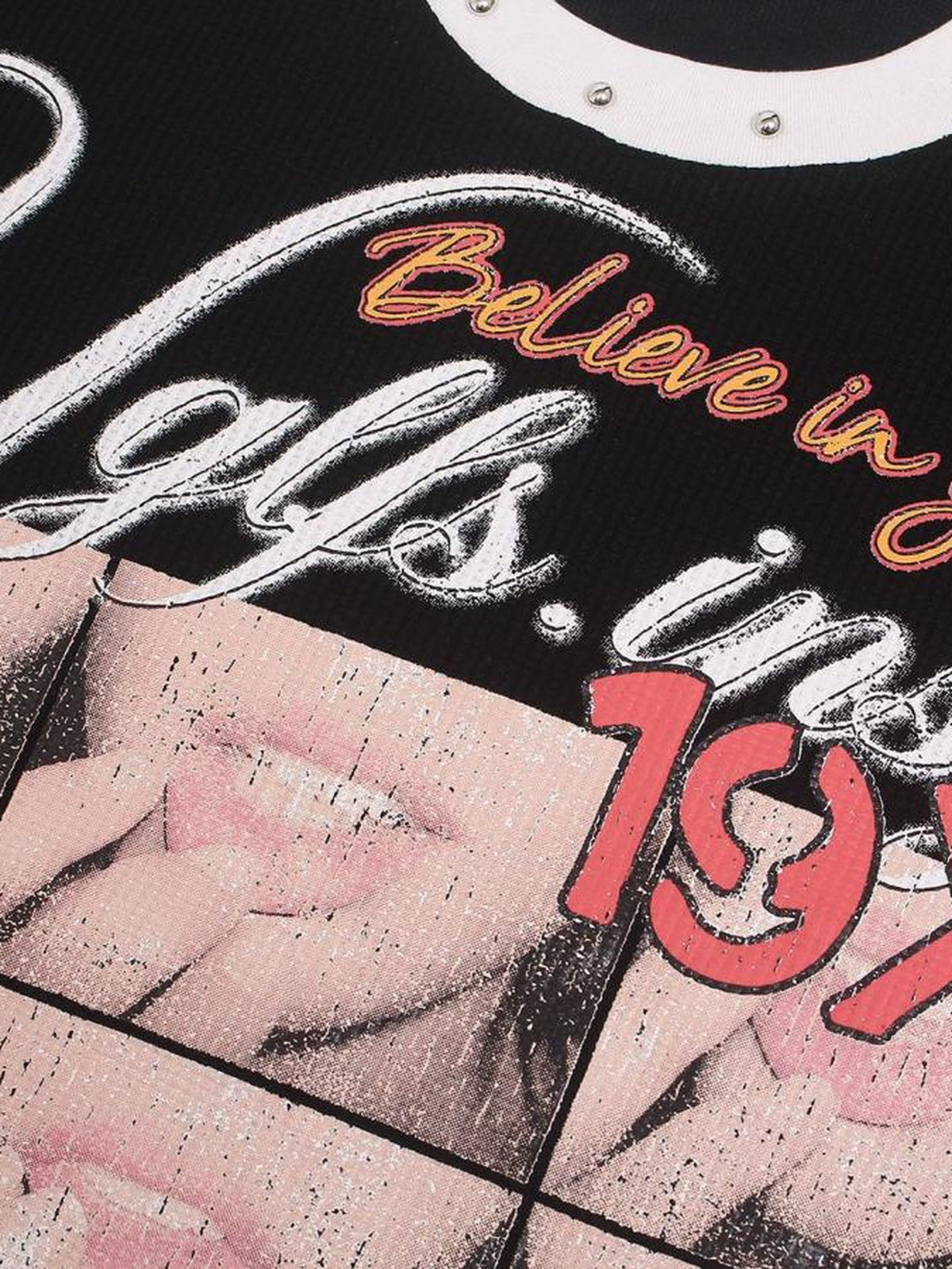 Waffelstrick Longsleeve mit Nieten und Lips Print – Nahaufnahme Schriftzug und Lips Print | XoKool