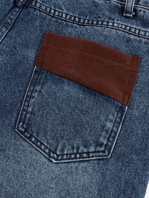 Wide Leg Jeans mit Nieten – Nahaufnahme der hinteren Taschenklappe | XoKool