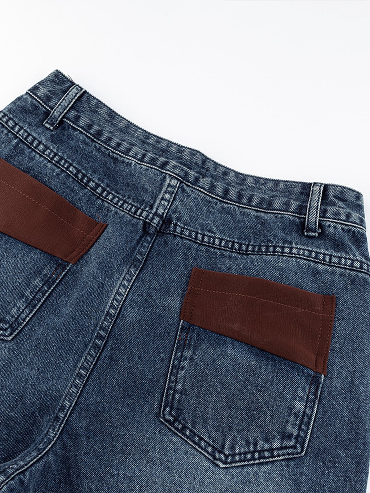 Wide Leg Jeans mit Nieten – Nahaufnahme der hinteren Taschen | XoKool