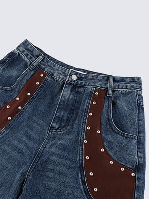 Wide Leg Jeans mit Nieten und braunen Taschenpanels – Nahaufnahme der vorderen Nietentasche | XoKool