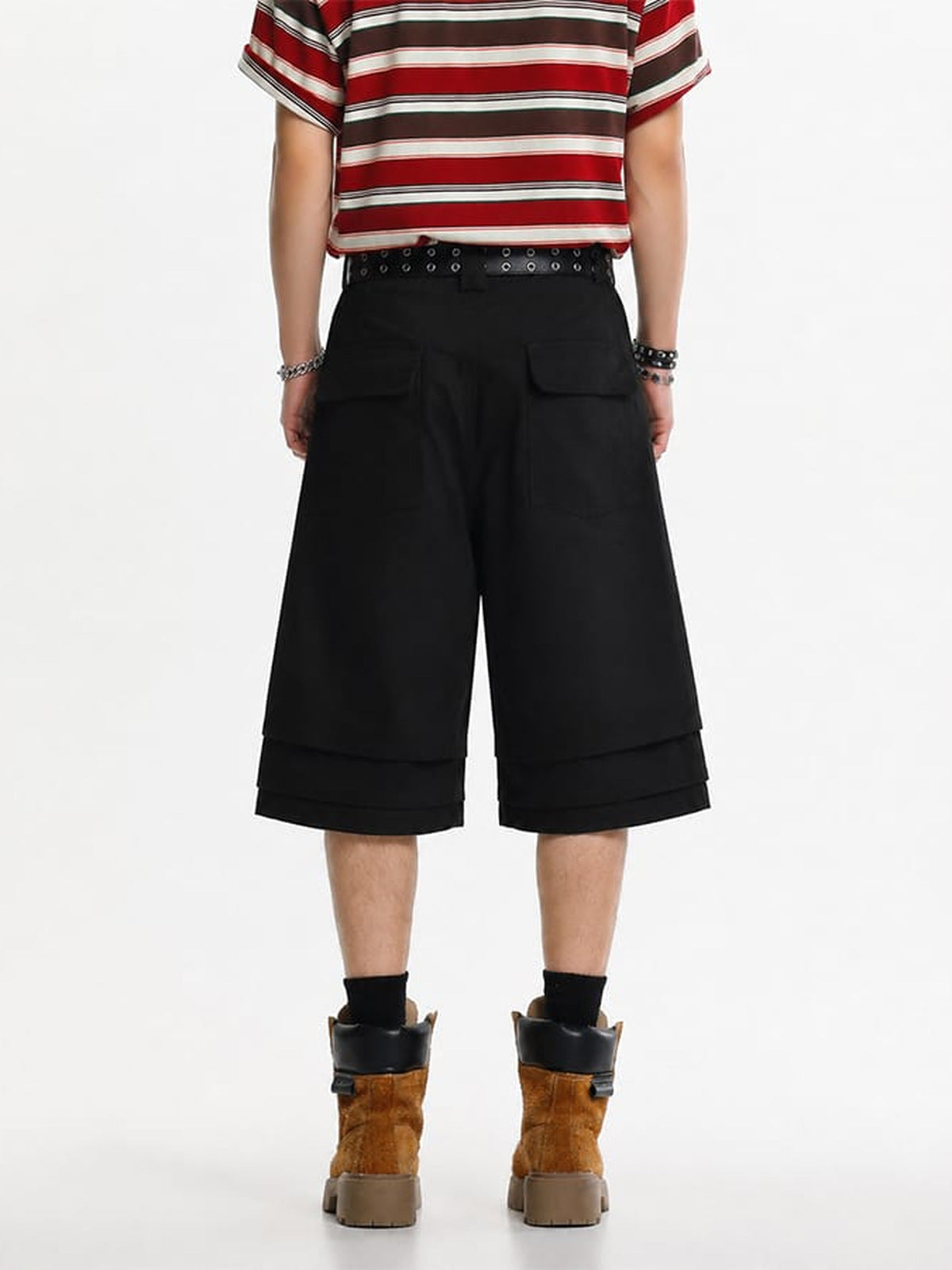 Shorts mit Nieten – Schwarz, am Model hinten | XoKool