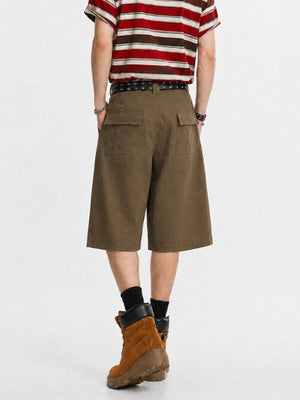 Shorts mit Nieten – Olivbraun, am Model hinten | XoKool