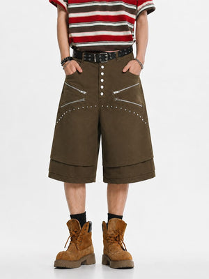 Shorts mit Nieten – Olivbraun, am Model vorne | XoKool