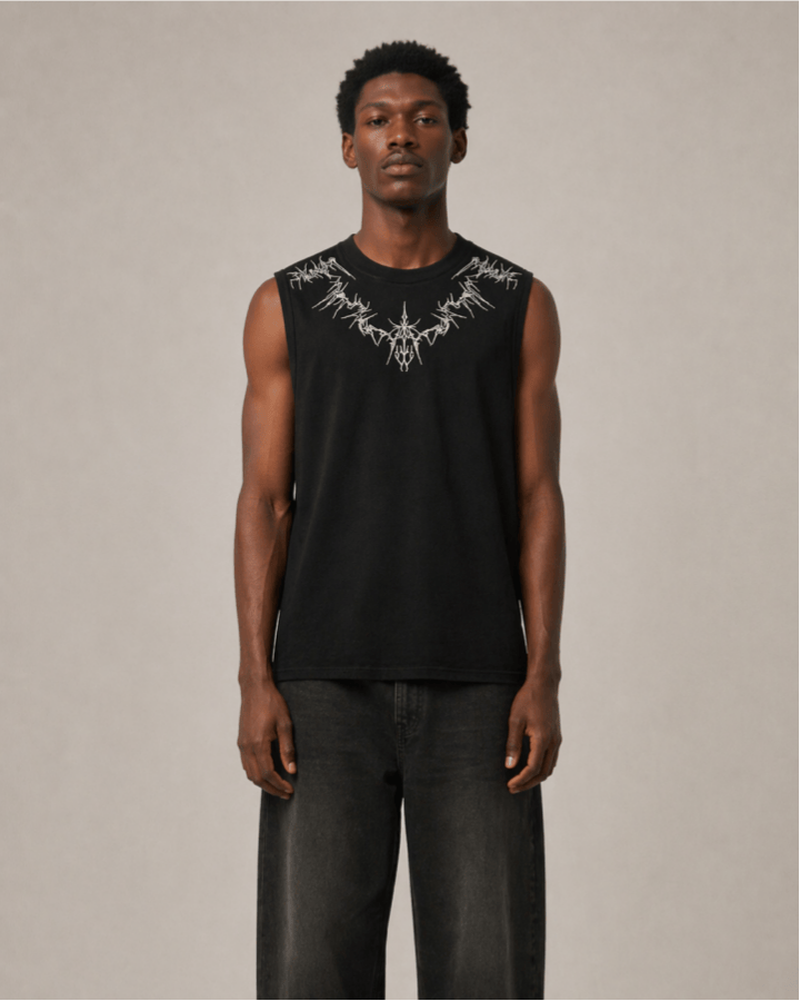 Tanktop in Wildleder-Optik mit Dornen-Stickerei – Schwarz, am Model von vorn | XoKool