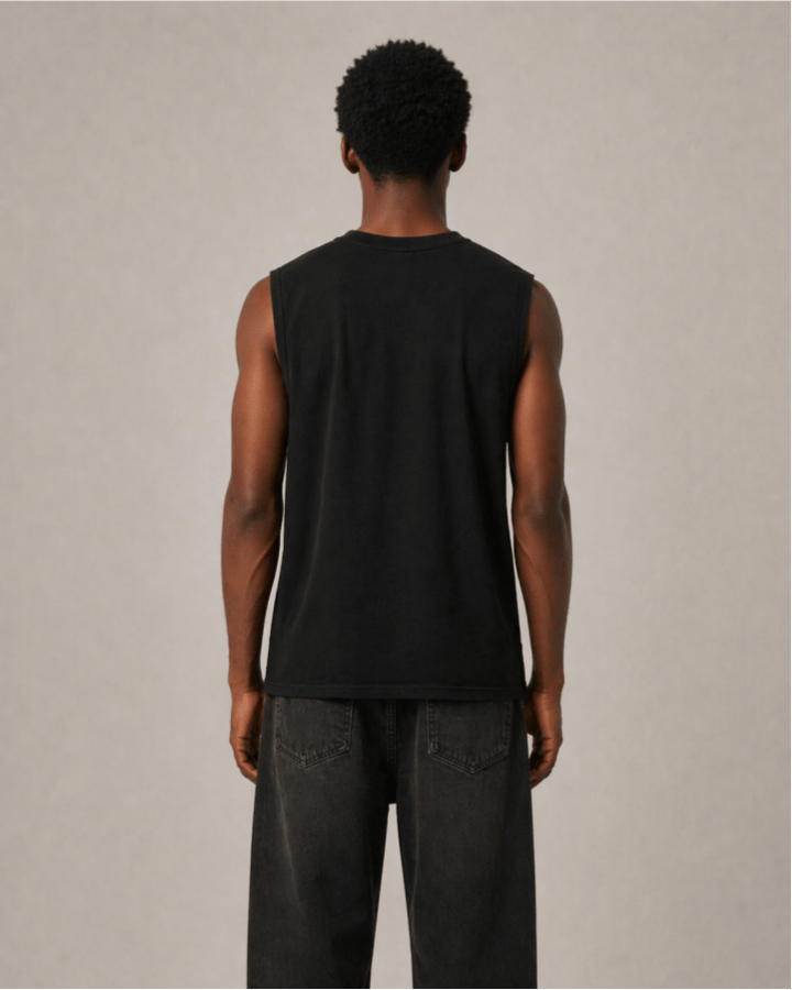 Tanktop in Wildleder-Optik mit Dornen-Stickerei – Schwarz, am Model von hinten | XoKool